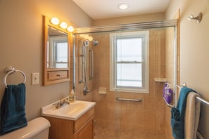 Shower, hair dryer, towels, soap - ♥ Amazing HOME next to Everything ♥ MOA ★ Airport ★ Parks ★ super CLEAN (St Paul)