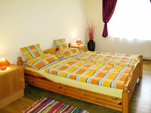 4 bedrooms, travel cot, free WiFi, bed sheets