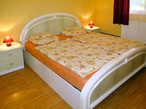 4 間睡房、可攜式嬰兒床、免費 Wi-Fi、床單