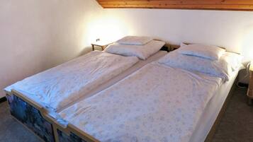 3 bedrooms, travel crib, free WiFi, bed sheets