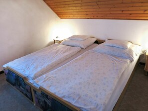 3 bedrooms, travel crib, free WiFi, bed sheets - Stunning private villa for 6 guests with WIFI, private pool, TV and terrace (Keszthely)