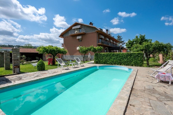 Wolke, Himmel, Wasser, Pflanze, Eigentum, Schwimmbad, Azurblau, Gebäude, Baum, Wohngebiet