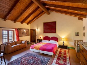 5 bedrooms, travel cot, bed sheets