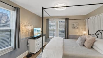 4 habitaciones, escritorio y tabla de planchar con plancha