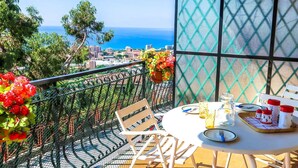 Outdoor dining - Cosy apartment for 3 people with WIFI, TV, balcony and pets allowed (Vallecrosia)