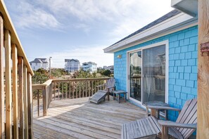 Terrace/patio - 7230- Lost at Sea, Charming, Affordable, Pet Friendly, Semi-Oceanfront Cottage! (Salvo)