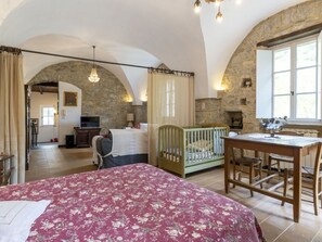 2 makuuhuonetta, vauvan matkasänky