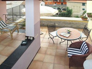 Outdoor dining - Wonderful private villa for 4 people with WIFI and terrace (Dolcedo)