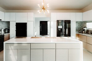 Réfrigérateur, four à micro-ondes, un four, surface de cuisson