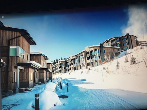 Apex Residence~SKI-IN~SKI-OUT FRONT DOOR~High Elevation Luxury 4 BR & king sofa