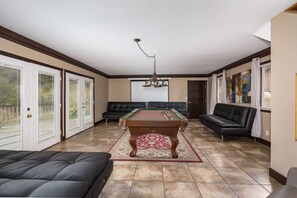 Game room - 4 Bedroom house with pool table (Oakhurst)