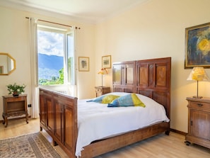 3 bedrooms, travel cot, free WiFi, bed sheets