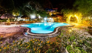 Piscina externa, guarda-sóis, espreguiçadeiras