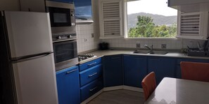 Kühlschrank, Mikrowelle, Wasserkocher mit Kaffee-/Teezubehör