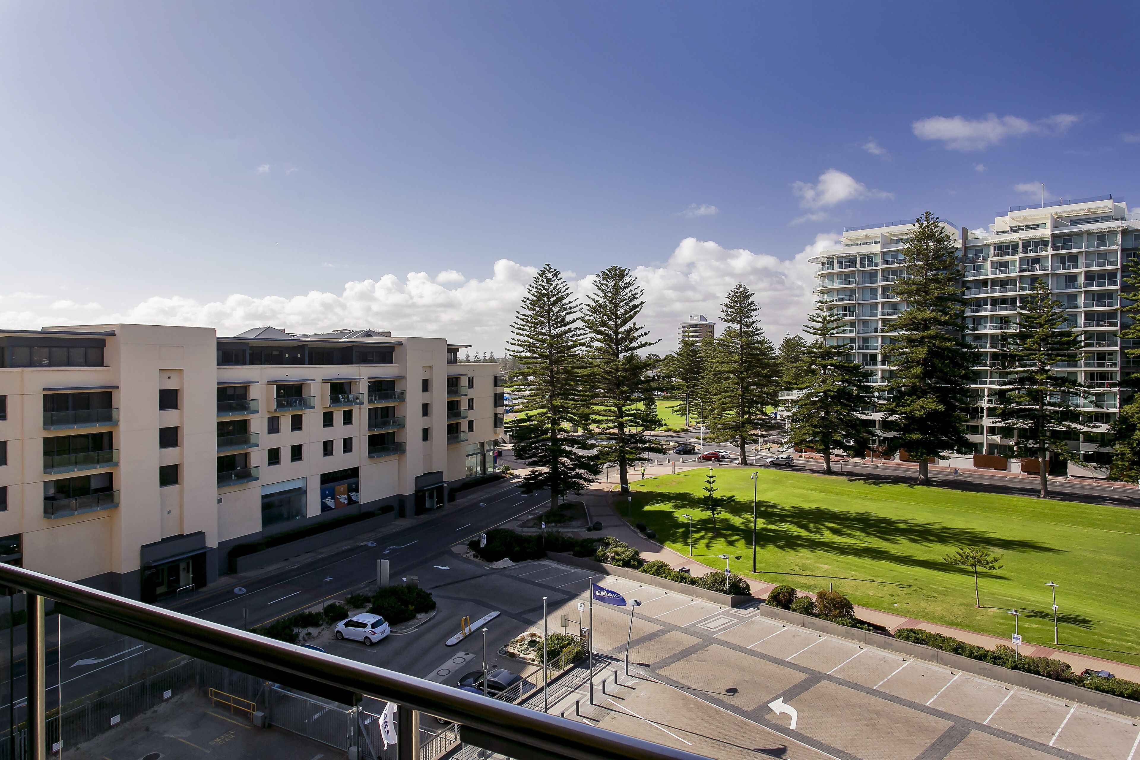Glenelg Holiday Apartments-The Pier. Direct Beach Front. Free Parking. — image 2
