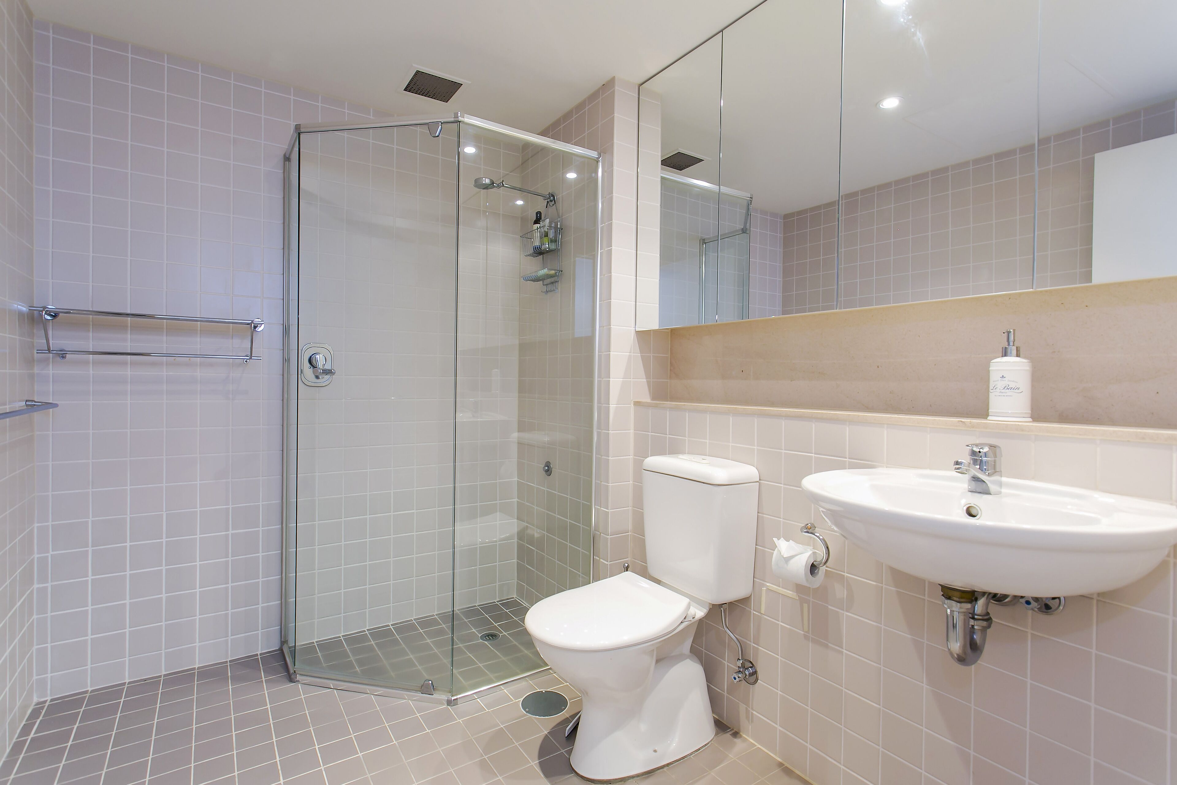 Glenelg Holiday Apartments-The Pier. Direct Beach Front. Free Parking. — image 11