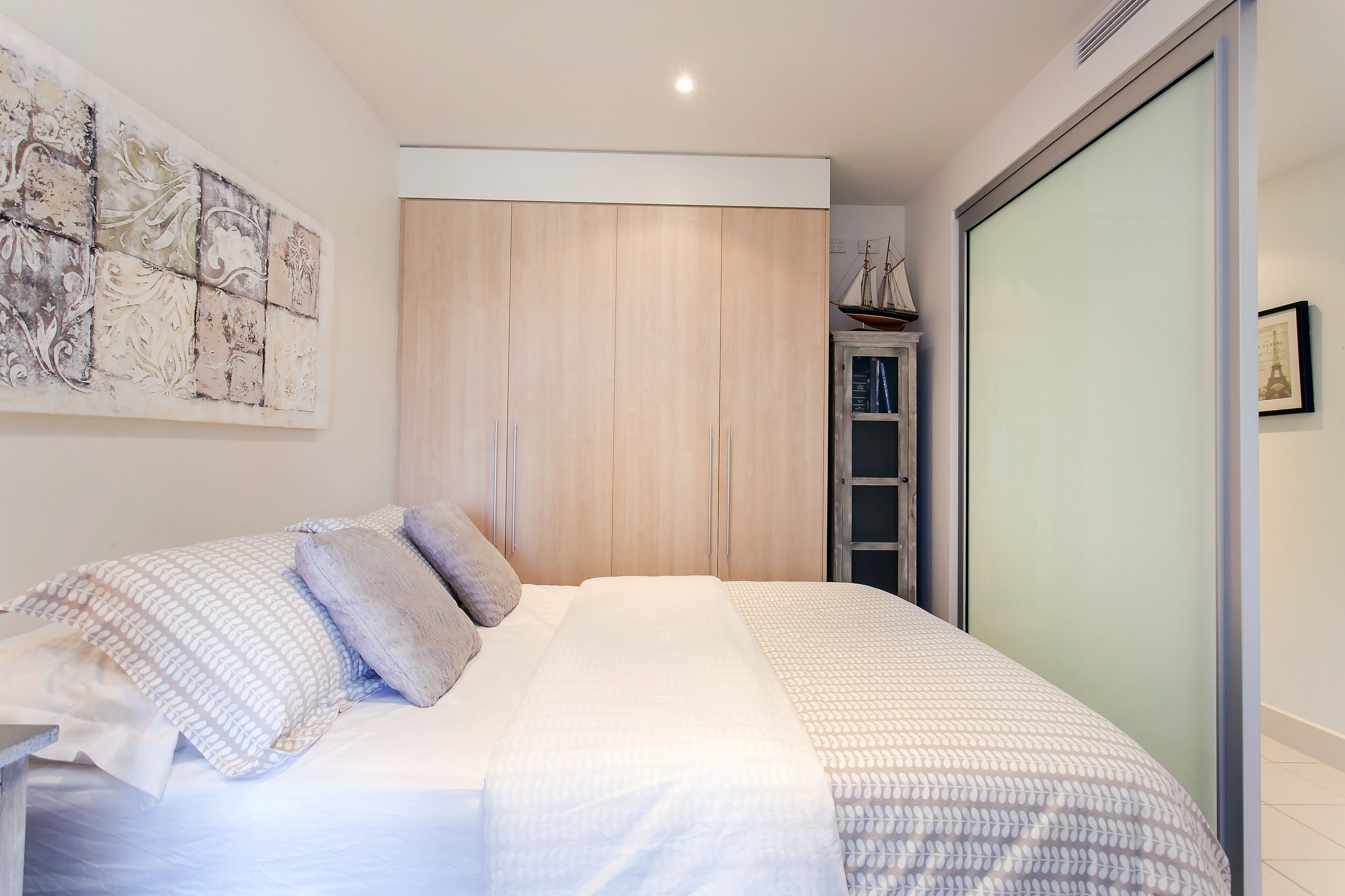 Glenelg Holiday Apartments-The Pier. Direct Beach Front. Free Parking. — image 10
