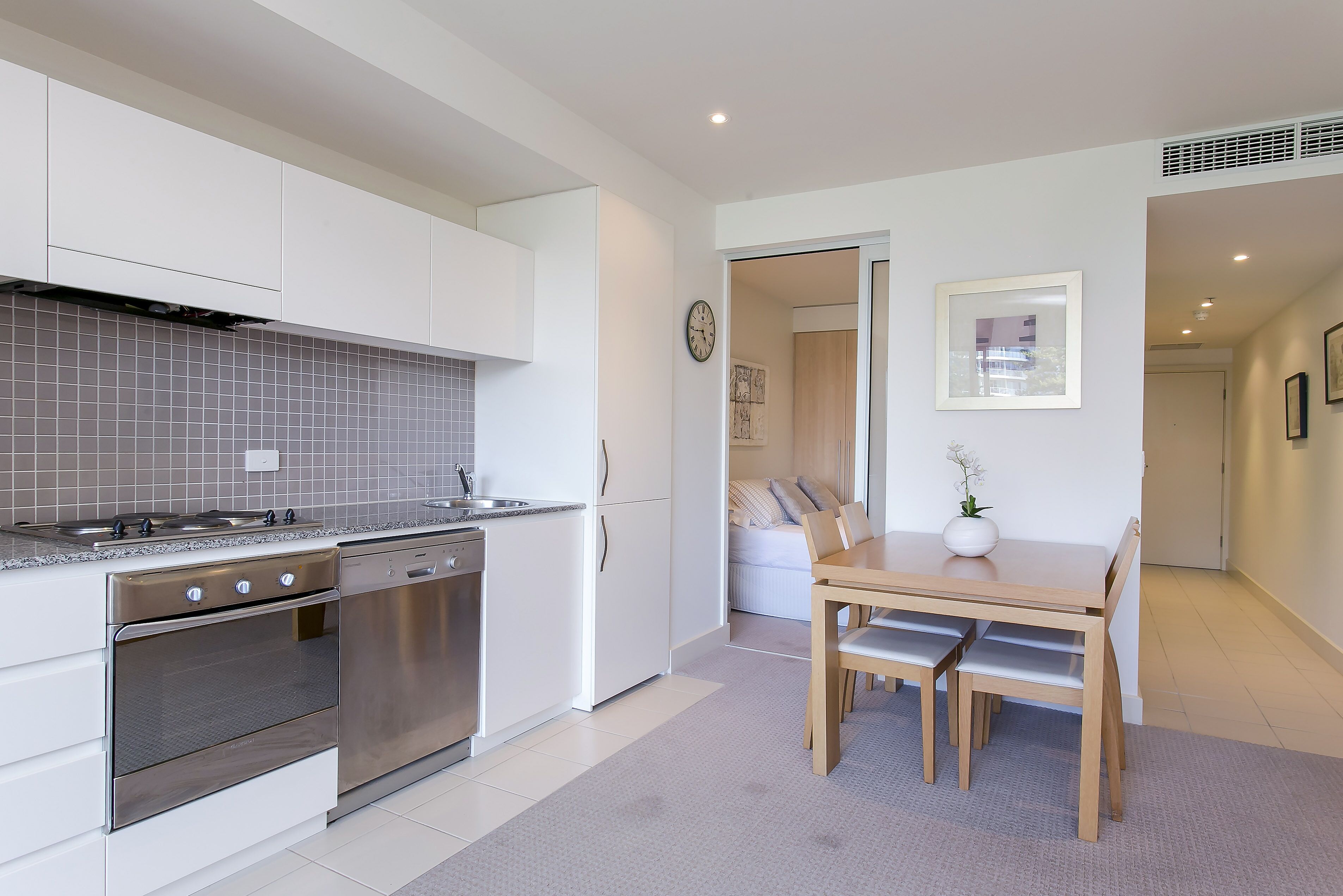 Glenelg Holiday Apartments-The Pier. Direct Beach Front. Free Parking. — image 8