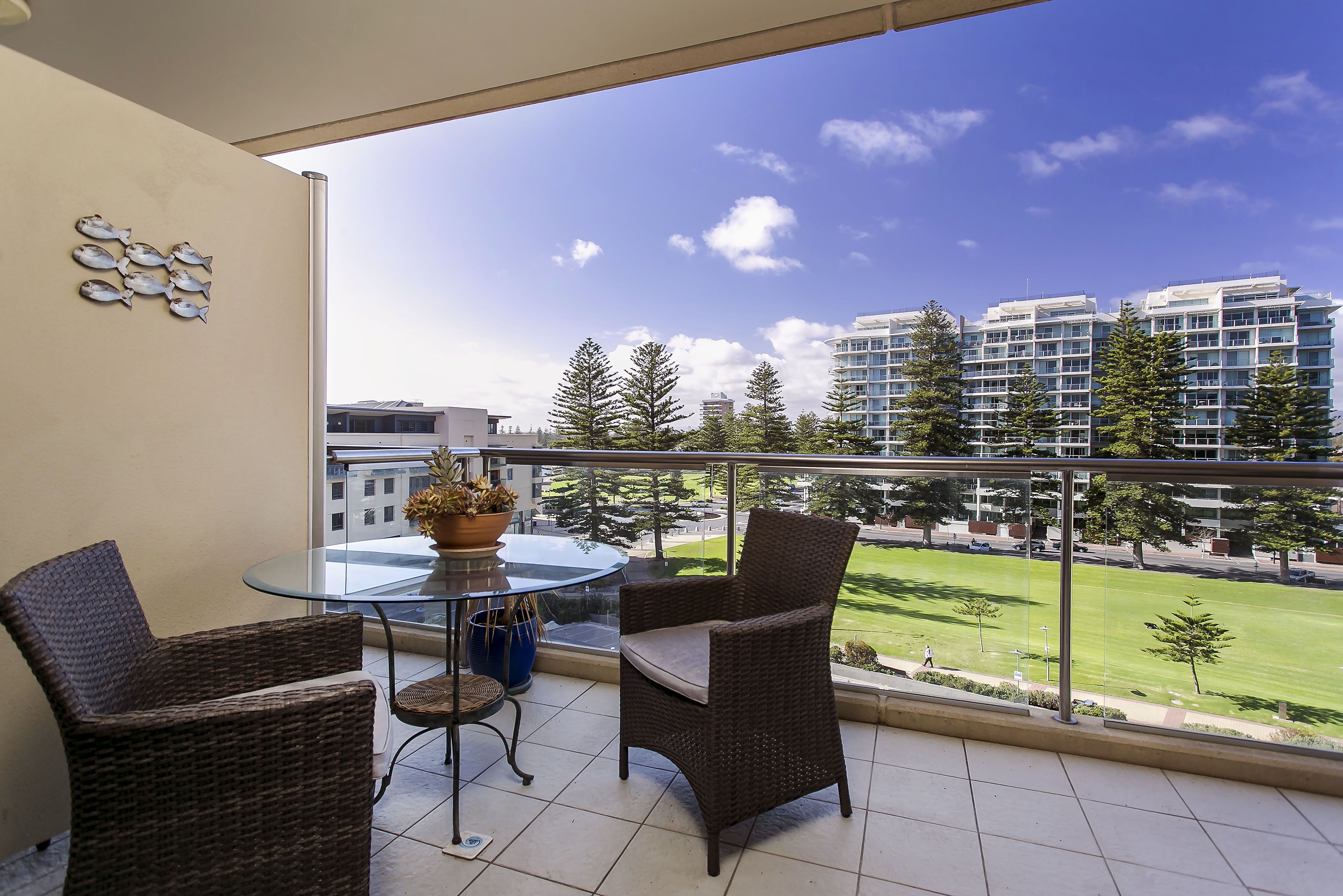 Glenelg Holiday Apartments-The Pier. Direct Beach Front. Free Parking. — image 6