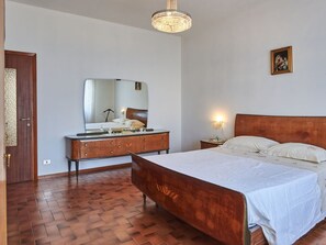 3 bedrooms, iron/ironing board, travel cot, free WiFi