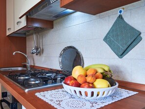 Microwave, oven, dishwasher, freezer - Nice apartment for 6 people with WIFI, hot tub, TV, terrace and pets allowed (Livo)