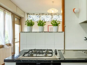 Mikrowelle, Ofen, Toaster, Esstisch