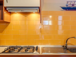 Mikrowelle, Ofen, Geschirrspüler, Toaster