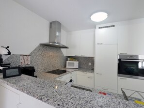 Fridge, cookware/dishes/utensils