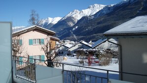 Zona residencial con casas nevadas y montañas al fondo.