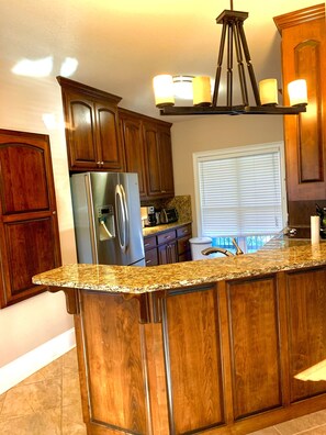 Kylskåp, mikrovågsugn, ugn och spishäll