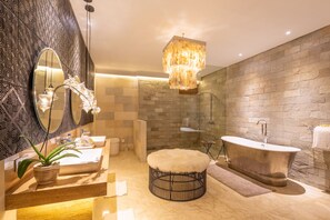 Badewanne, Haartrockner, Handtücher, Shampoo