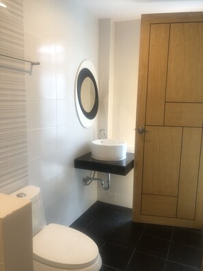 Een douche, een haardroger, handdoeken, zeep