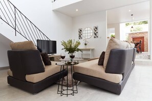 TV - 🏖 Private room with pool, 5min walk to Echo Beach (Seminyak)