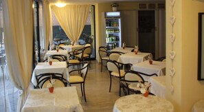 Breakfast, lunch, dinner served; Italian cuisine