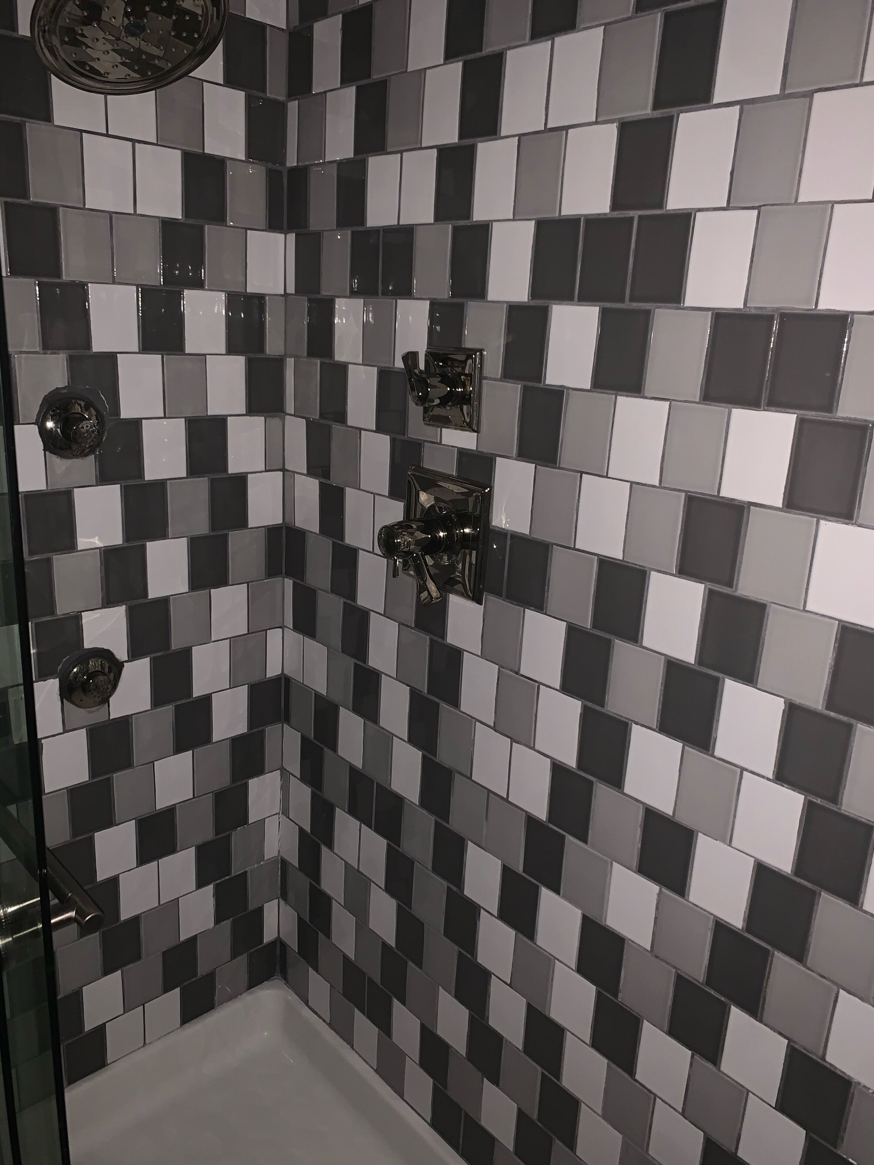 Douche, baignoire à jets, serviettes fournies, papier toilette