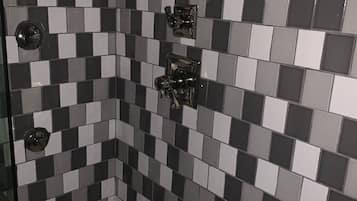 Douche, baignoire à jets, serviettes fournies, papier toilette