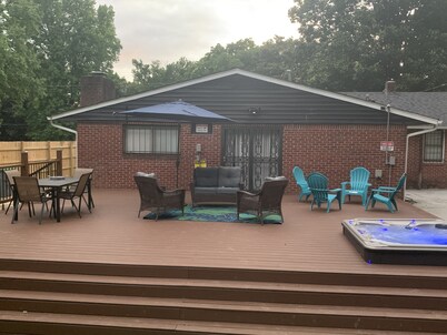 Graceland is a 2 minute drive away! 🔥Hot Tub🔥