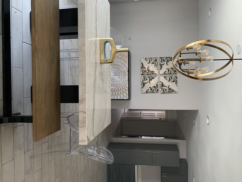 Graceland is a 2 minute drive away! 🔥Hot Tub🔥