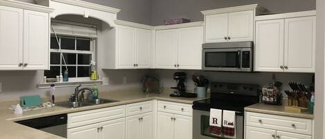 Mikrowelle, Geschirrspüler, Kochgeschirr/Geschirr/Besteck