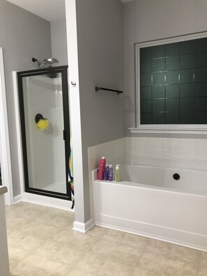 Combined shower/tub, hair dryer, towels