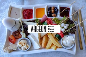 Se ofrece un desayuno típico de la región (3 EUR por persona)