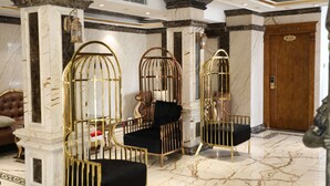 Lobby-lounge