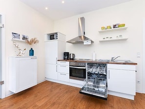 Kühlschrank, Mikrowelle, Ofen, Geschirrspüler