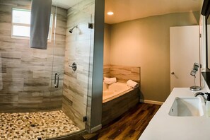 Combined shower/bathtub, jetted bath, towels - Farmhouse Country Cottage (Loxahatchee Groves)
