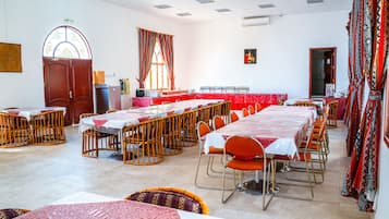 Sarapan masakan setempat setiap hari (OMR 3 per orang)