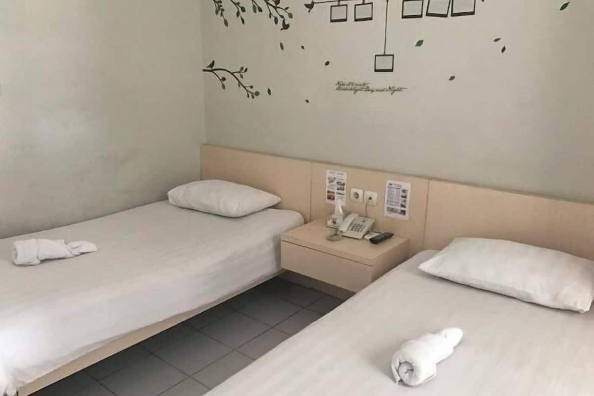 1 bedroom, desk, free WiFi, bed sheets