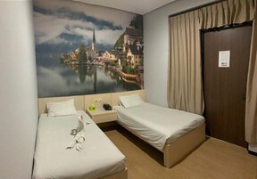 Escritorio, wifi gratis y ropa de cama 