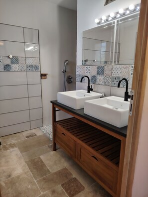 Combined shower/tub, towels, soap, toilet paper