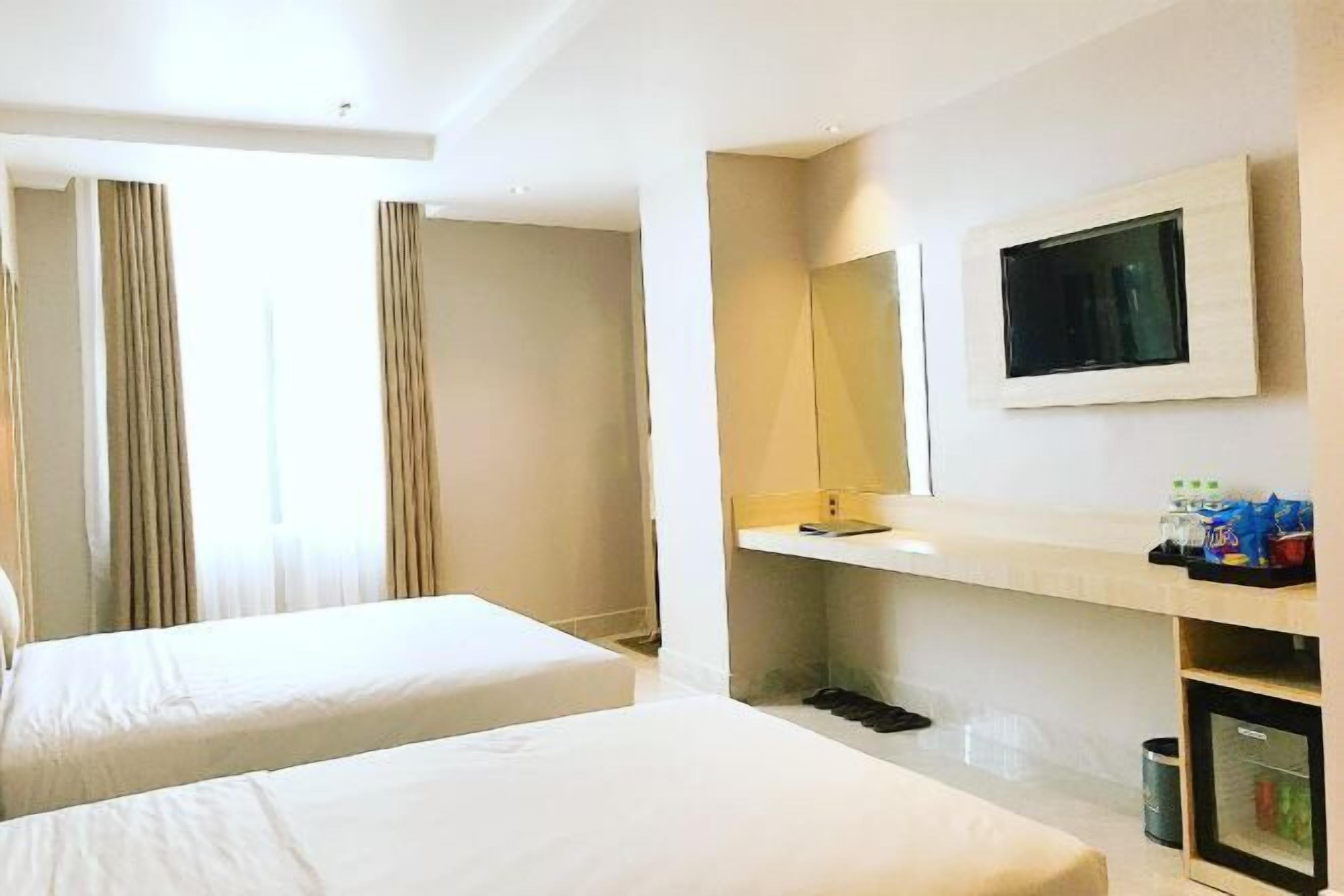 Minibar, in-room safe, free WiFi