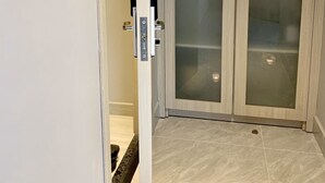 Et hotelværelse med en skydedør til et badeværelse.